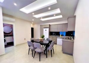 a kitchen with a dining room table and chairs at Flat with Shared Pool and Backyard in Alanya in Avsallar