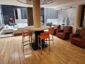 een lobby met stoelen en een tafel in een gebouw bij Palm Continental Hotel in Johannesburg