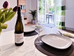 - une bouteille de vin et un verre sur une table dans l'établissement Ferienwohnung Weininsel, à Nordheim