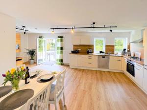 een keuken met een tafel en stoelen in een kamer bij Ferienwohnung Weininsel in Nordheim