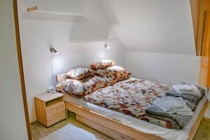 Posteľ alebo postele v izbe v ubytovaní Katyca Apartman
