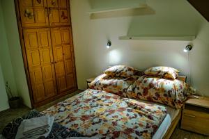 Posteľ alebo postele v izbe v ubytovaní Katyca Apartman