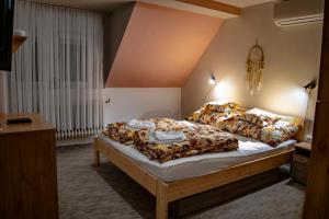Posteľ alebo postele v izbe v ubytovaní Katyca Apartman