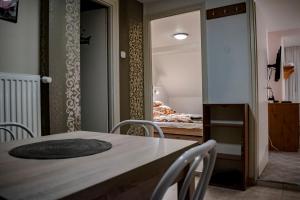 Posteľ alebo postele v izbe v ubytovaní Katyca Apartman