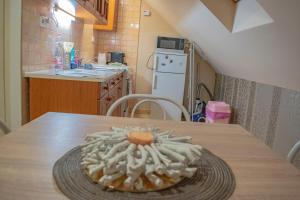 Kuchyňa alebo kuchynka v ubytovaní Katyca Apartman + 4 fotografie