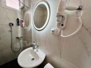 Ein Badezimmer in der Unterkunft Happy Traveller SKG