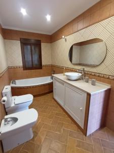 La salle de bains est pourvue de toilettes, d'un lavabo et d'une baignoire. dans l'établissement APARTAMENTO AMARÉ, à Conil de la Frontera