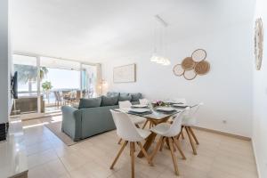 Posedenie v ubytovaní Dona Lola Patricia - Spacious 3 bedroom top floor apartment with uninterrupted sea views - Only a few meters to Calahonda beach - Costa del Sol - CS188