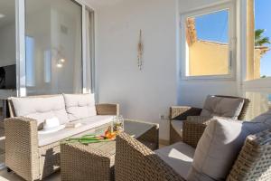 Posedenie v ubytovaní Dona Lola Patricia - Spacious 3 bedroom top floor apartment with uninterrupted sea views - Only a few meters to Calahonda beach - Costa del Sol - CS188