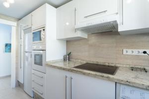 Kuchyňa alebo kuchynka v ubytovaní Dona Lola Patricia - Spacious 3 bedroom top floor apartment with uninterrupted sea views - Only a few meters to Calahonda beach - Costa del Sol - CS188