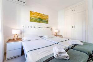Posteľ alebo postele v izbe v ubytovaní Dona Lola Patricia - Spacious 3 bedroom top floor apartment with uninterrupted sea views - Only a few meters to Calahonda beach - Costa del Sol - CS188