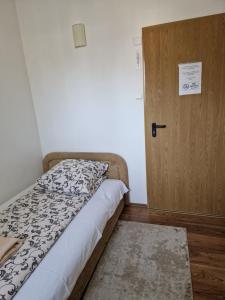 Cama o camas de una habitación en Zajazd Leśny