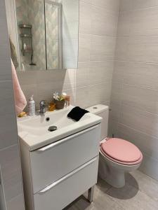 baño con aseo rosa y lavamanos en CORALINES - Villa en residence, en Saint-Cyprien