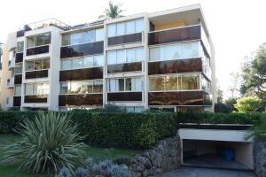 ein Apartmenthaus mit Fenstern und Sträuchern in der Unterkunft Eden Beach in Cannes
