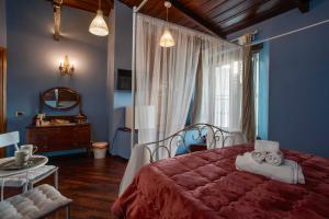 - une chambre avec un lit rouge et une fenêtre dans l'établissement A'Luggetella, à Naples