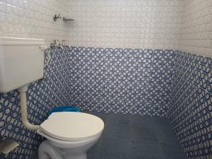 PRAKRITI HOMESTAY Fortkochi Air Conditioned Rooms的一间浴室