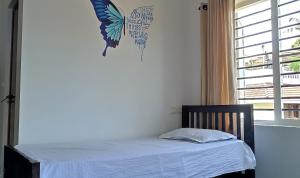 PRAKRITI HOMESTAY Fortkochi Air Conditioned Rooms客房内的一张或多张床位