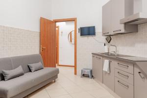 A kitchen or kitchenette at BnButler - Pellegrino Rossi, 42 - Ampio e Comodo per 5