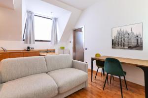 salon z kanapą i stołem w obiekcie Duomo Luxury Apartment VIII w Mediolanie