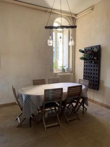 - une salle à manger avec une table et des chaises dans l'établissement Magnifique château au bord de la Mayenne 18 couchages, 