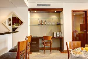 uma sala de jantar com mesa e cadeiras em Roomo Etoile GeorgeV Itaim Bibi Residencial em São Paulo