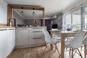 Kuchyňa alebo kuchynka v ubytovaní Chalet avec clim - Piscine - 4 adultes - 2 enfants