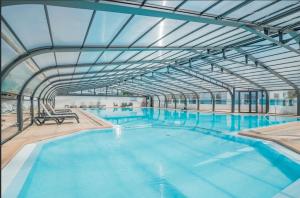 Bazén v ubytovaní Chalet avec clim - Piscine - 4 adultes - 2 enfants alebo v jeho blízkosti