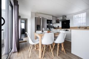 Kuchyňa alebo kuchynka v ubytovaní Chalet avec clim - Piscine - 4 adultes - 2 enfants