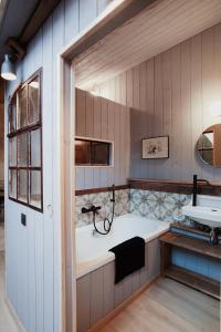 ein Badezimmer mit einer Badewanne und einem Waschbecken in der Unterkunft La Maison du Marcel in Sainte-Cécile