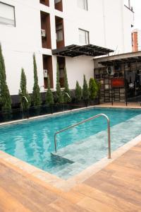 a swimming pool in the middle of a building at Hotel D' Leon in Bucaramanga