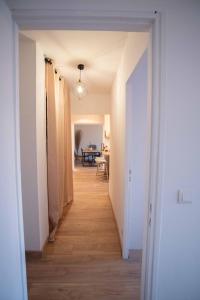 Zdjęcie z galerii obiektu Magnifique cocon - Métro A République - 2 belles chambres avec dressings - WIFI gratuit - Netflix - Au calme absolu - Lumineux - Jardin arboré partagé dans la résidence w mieście Villeurbanne