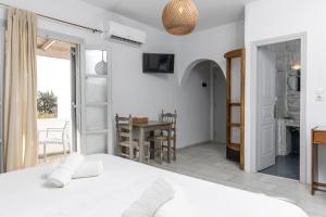 A bed or beds in a room at Helios Beach Studios