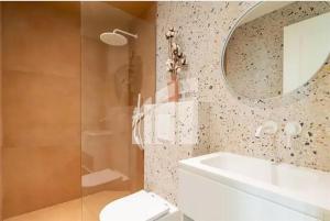 une salle de bain avec toilettes, lavabo et miroir dans l'établissement 2 pièces vieux Nice vue coulée verte, à Nice