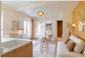 - un salon avec un canapé blanc et une baignoire dans l'établissement 2 pièces vieux Nice vue coulée verte, à Nice