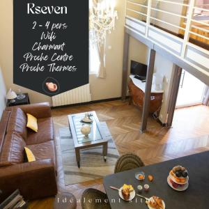 - un salon avec un canapé et une table dans l'établissement R-SEVEN - Cosy - bien situé, à Vichy