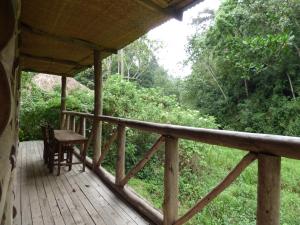 Ein Balkon oder eine Terrasse in der Unterkunft Nshongi Camp