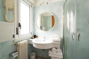 Et badeværelse på Hotel Adriatica con Piscina