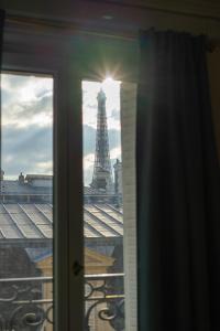 una finestra con vista sulla torre Eiffel di Eiffel Tower view Residence a Parigi