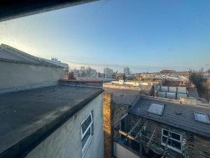 une vue aérienne sur les toits des bâtiments d'une ville dans l'établissement 210 coldharbour lane, à Londres