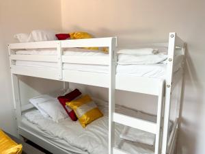 Ce dortoir comprend 2 lits superposés blancs. dans l'établissement 210 coldharbour lane, à Londres