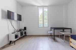 Telewizja i/lub zestaw kina domowego w obiekcie Cénoslocs Bondy - Paris à vos pieds pour 4 personnes avec Jardin & Wifi