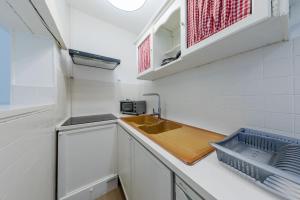 Kuchnia lub aneks kuchenny w obiekcie Cénoslocs Bondy - Paris à vos pieds pour 4 personnes avec Jardin & Wifi