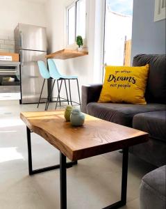 Pninat Hadrom في بئر السبع: غرفة معيشة مع طاولة قهوة وأريكة