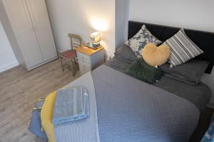 LisnaskeaにあるAu Centre-Villeのベッドルーム1室(グレーのベッドカバー、枕付)