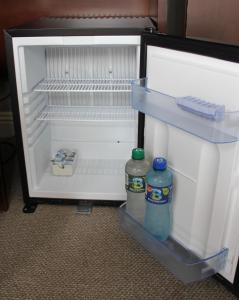 einem offenen Kühlschrank mit zwei Flaschen Wasser in der Unterkunft Riverbank Rooms in Doolin