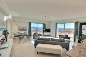 een woonkamer met een bank en een tafel bij Luxury Monaco Sea View Penthouse Le Lord in Beausoleil