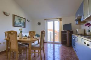 Η κουζίνα ή μικρή κουζίνα στο Beachfront Summer Oasis Preko