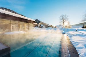 Piscina di OptimaMed Gesundheitsresort Weißbriach GmbH o nelle vicinanze