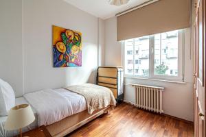 Kép Vibrant Flat next to Etiler Metro Station szállásáról Isztambulban a galériában