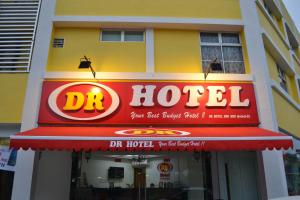 DR Hotel Penang في بايان ليباس: مطعم للغذاء مع مظلة حمراء على مبنى